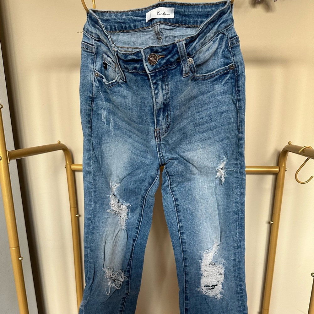 KanCan size 7/27 stretchy cute jeans with frayed ends.